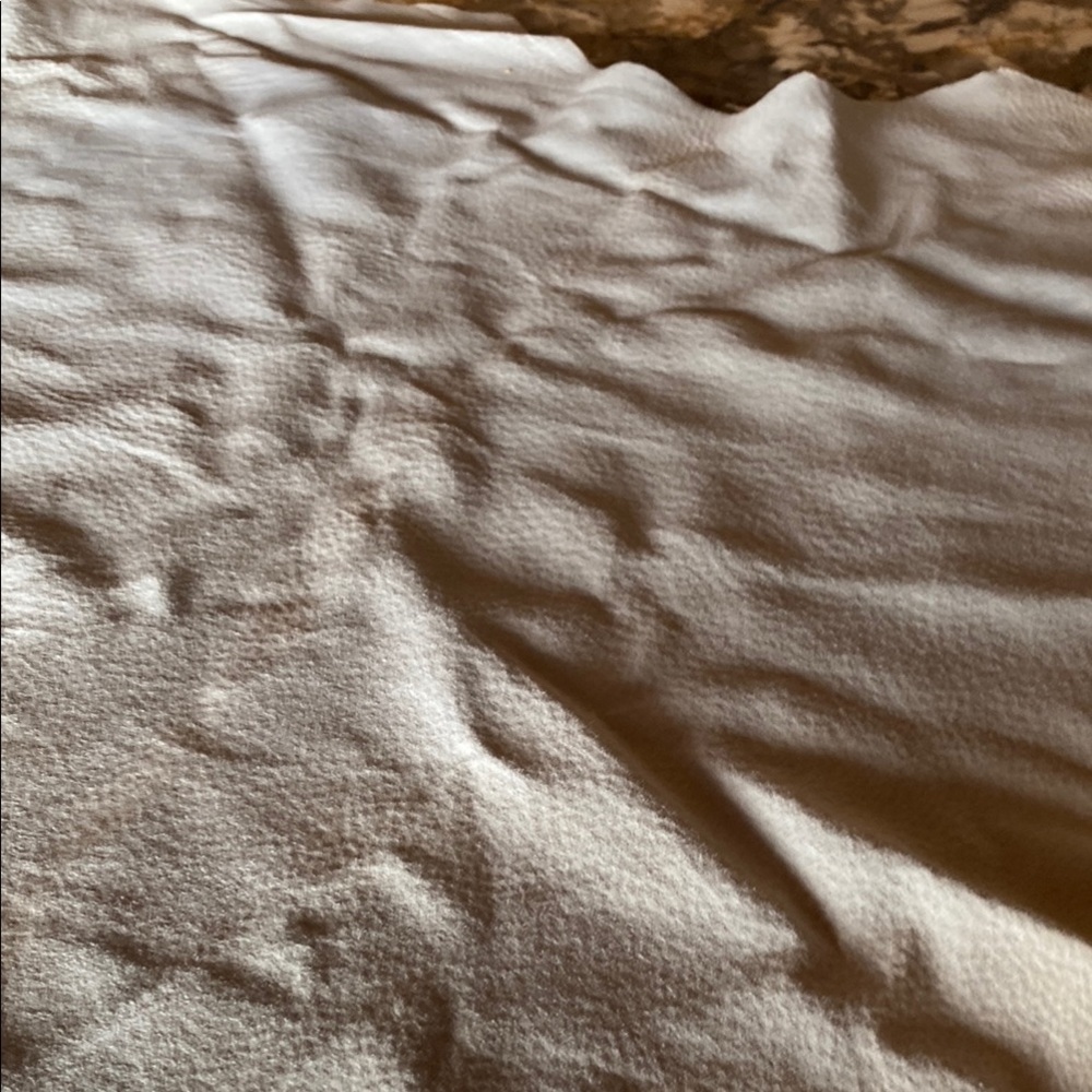 Luxurious textured cream colored sheepskin hide. - Picture 8 of 8